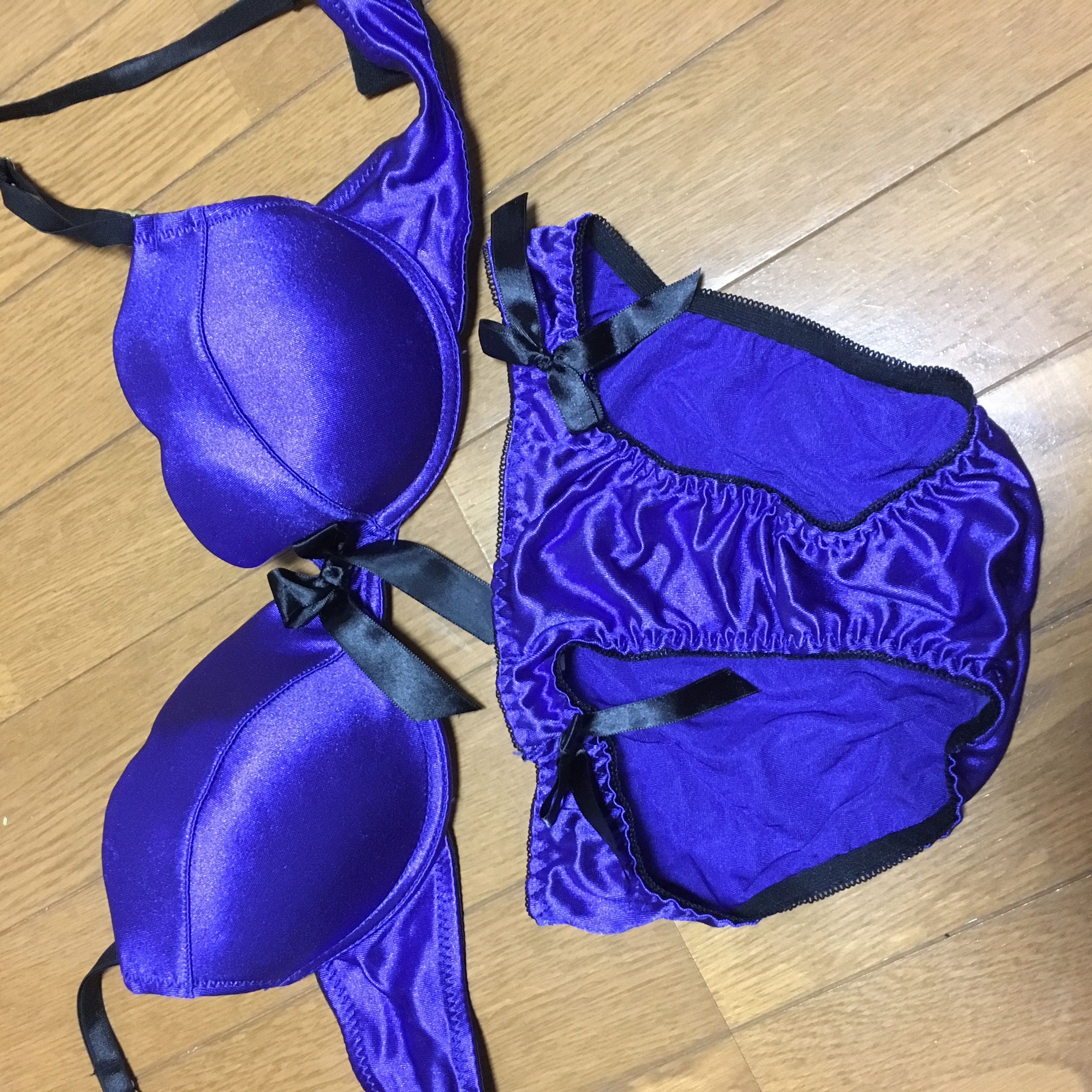 エッチなカラーのブラとパンティ