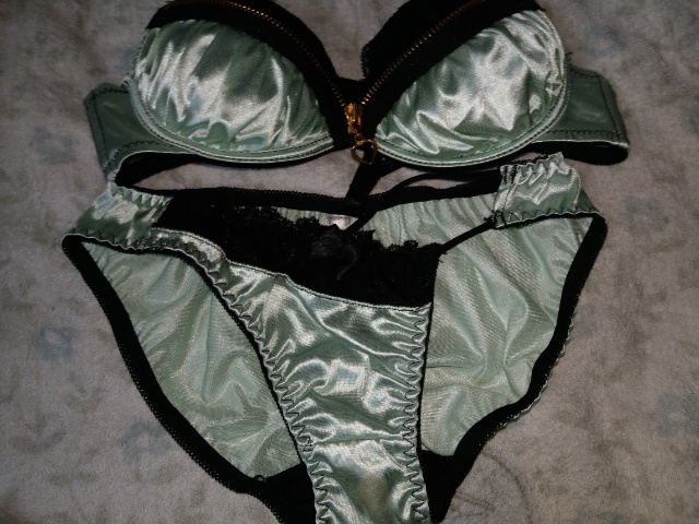 サテン/グリーン上下