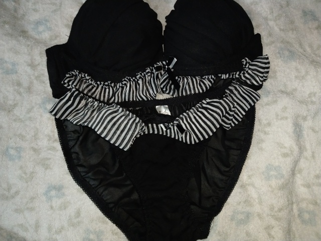 黒/ヒラヒラつき上下