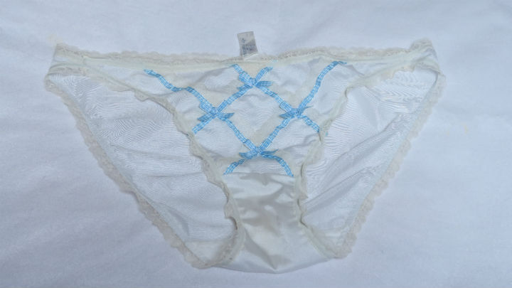 水色リボンがかわいい白のパンティ