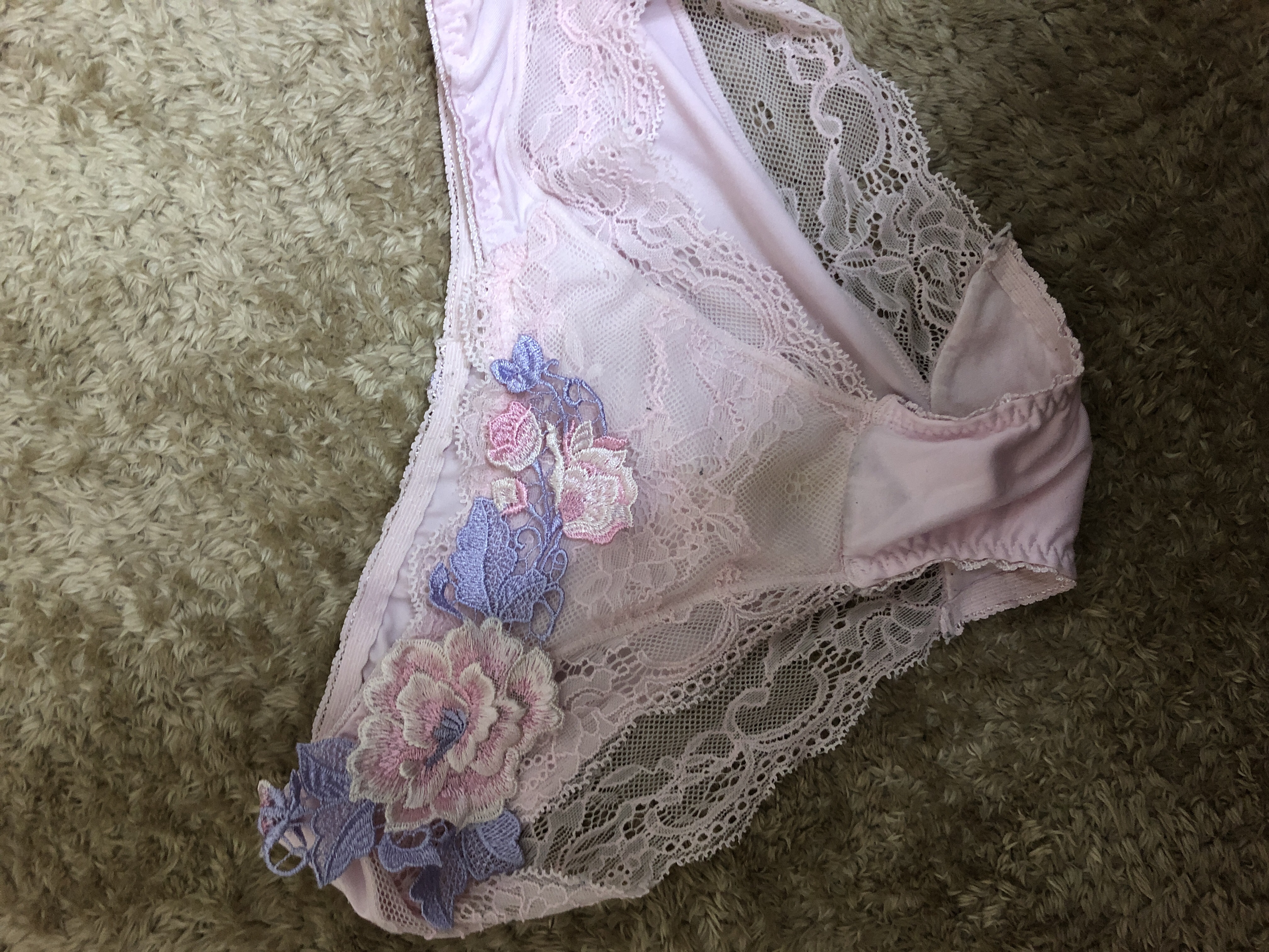 ピンクの使い古したパンツ